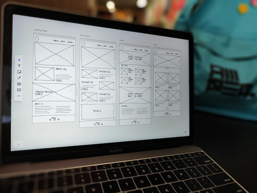 Webdesign am Laptop: Website-Wireframe auf dem Bildschirm an einem Schreibtisch