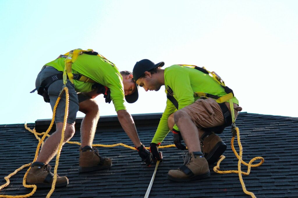 Zwei Handwerker bei der Solar-Dachmontage: erklärungsbedürftige Angebote mit SEO und GEO sichtbar machen