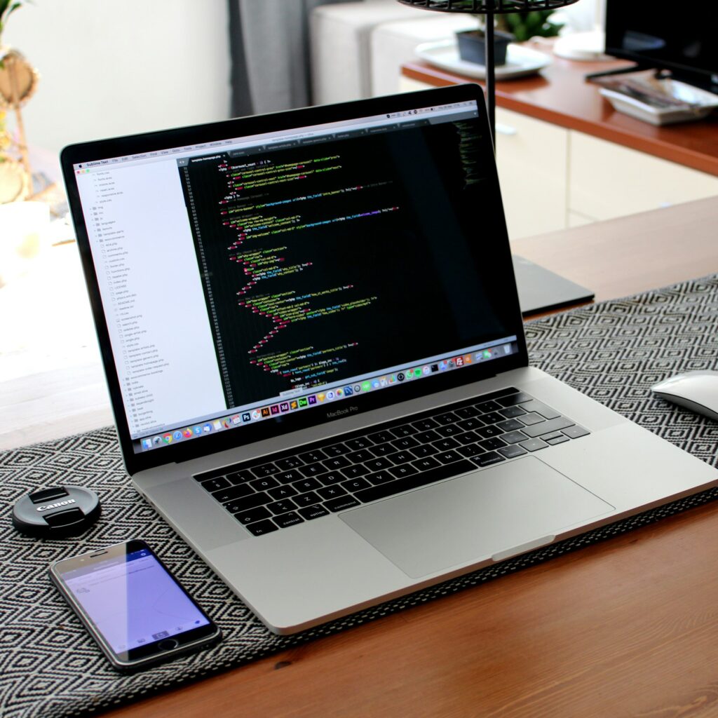 WordPress-Entwicklung am MacBook: geöffneter Code-Editor auf einem Schreibtisch