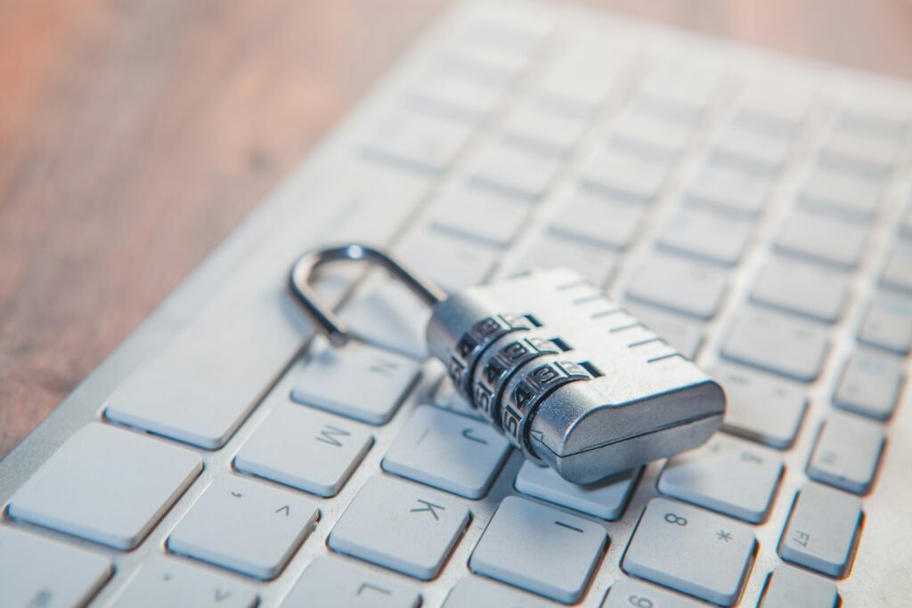 Websitepflege für mehr Sicherheit: Laptop mit Vorhängeschloss auf einem Holztisch